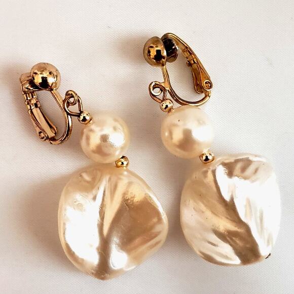 Pearl Flower Acrylic Pedal Opera Necklace & Clip Earrings - Picture 4 of 7